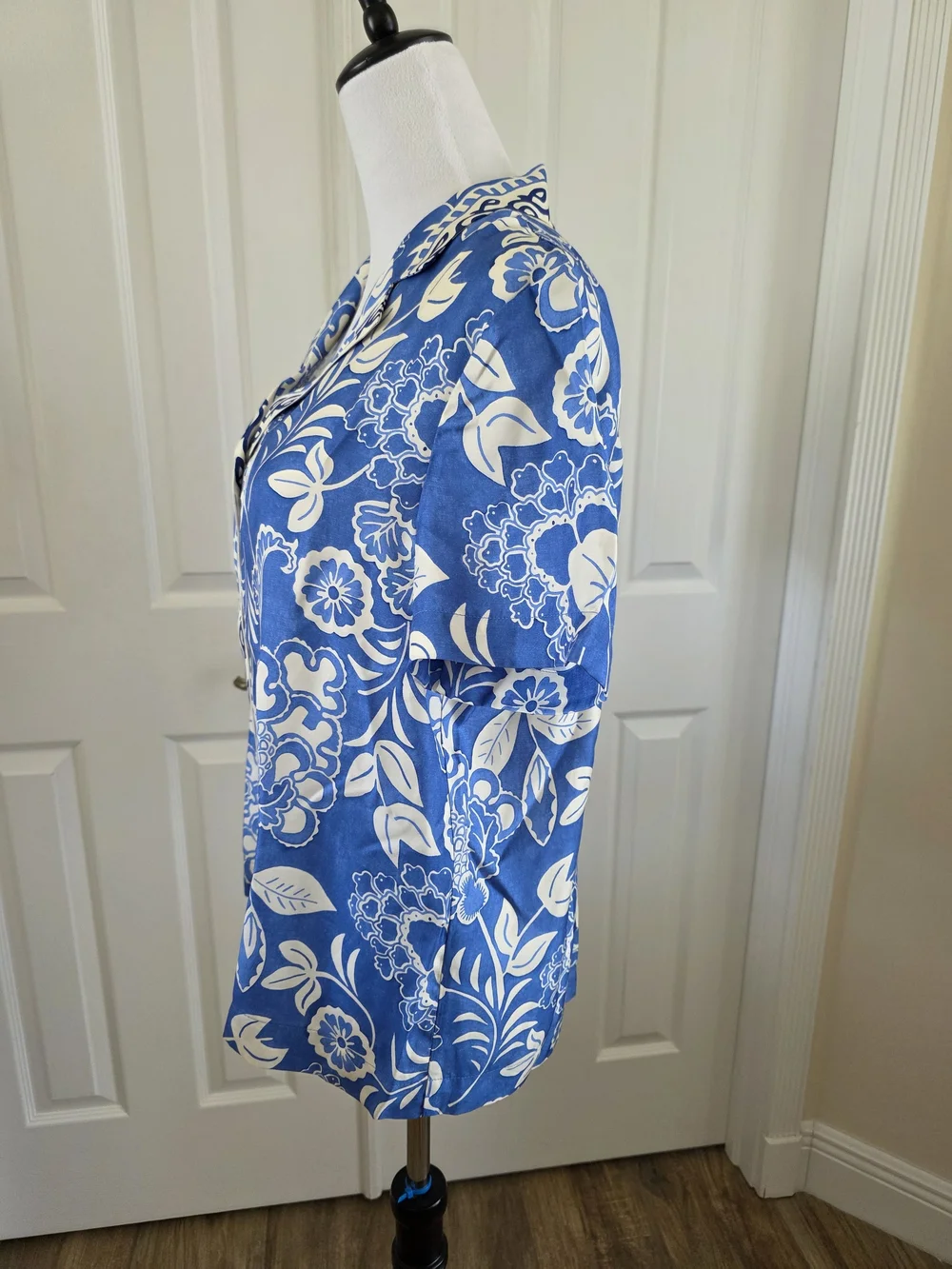 J.McLaughlin Silk Blend Floral Button Front Notched Collar Resort Blouse Size M - Picture 5 of 11